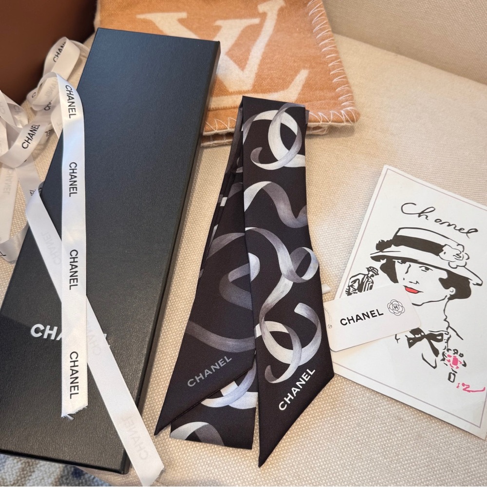 Chanel Flowing Ribbon Hairpin - Picture 6 of 7